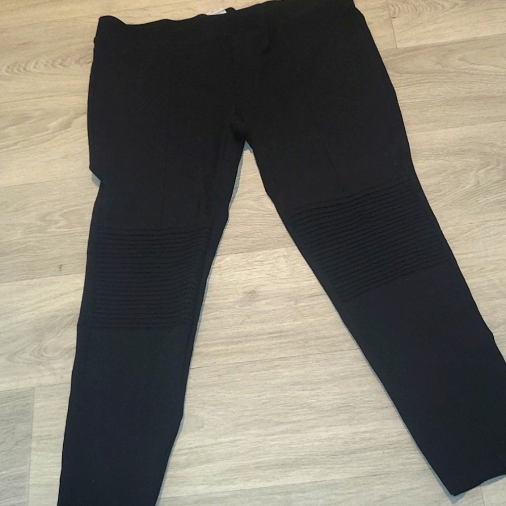 Knee detail black leggings w/ back pockets